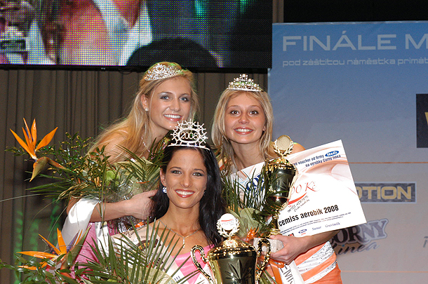 Na trůnu nová Miss aerobik 2008 Táňa Bednářová z Prahy, vlevo I.vicemissaerobik Michala Benková z Třebíče a vpravo II.vicemissaerobik Alena Pšejová z Uničova.