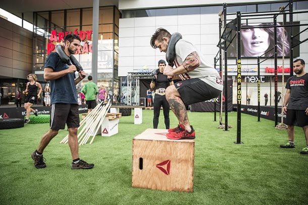 Značka Reebok připravila v rámci unikátního projektu The Gym Is Everywhere 40 tréninkových spotů přímo v ulicích české metropole Značka Reebok připravila v rámci unikátního projektu The Gym Is Everywhere 40 tréninkových spotů přímo v ulicích české metropole