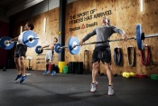 Program CrossFit: týmový duch, přátelé, zábava, soutěživost, motivace, posunování vlastních výkonů