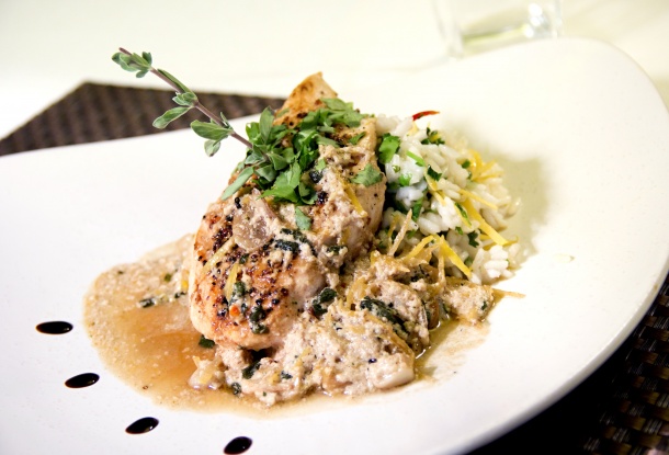 Křupavý kuřecí steak grilovaný v mléce a čerstvé šalvěji, servírovaný na citrónové rýži 
